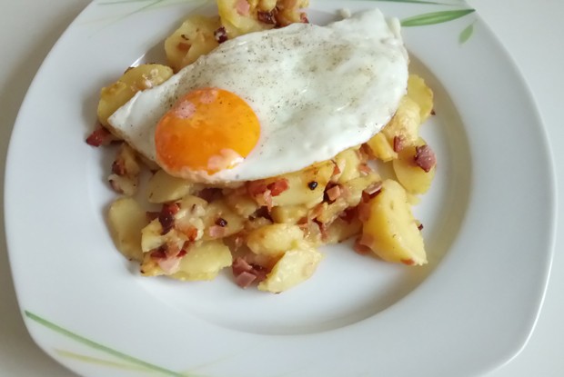 Wurstgröstl mit Spiegelei