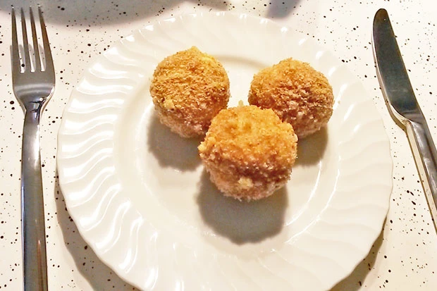 Topfenkn&ouml;del mit Zimt-Biskuitbr&ouml;sel