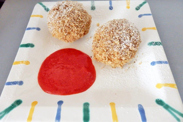 Dinkeltopfenkn&ouml;del mit Nussbr&ouml;sel und Erdbeersauce