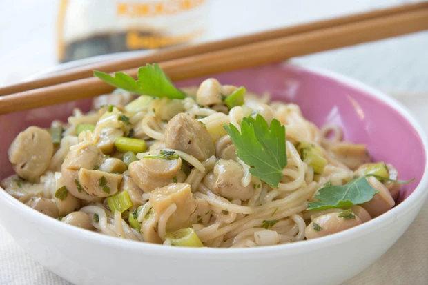 Chinesische Nudeln mit Champignons