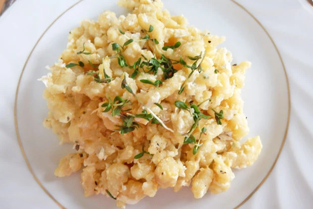Eiernockerl mit Kr&auml;uterbutter und Kresse