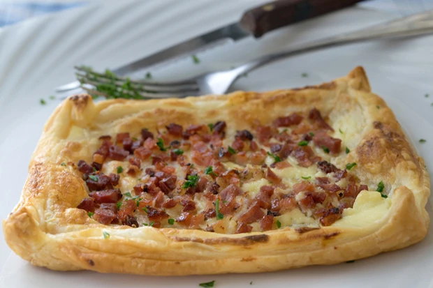 Bl&auml;tterteigflammkuchen mit Speck