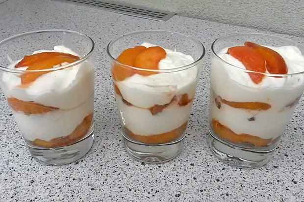 Pfirsich-Tiramisu im Glas