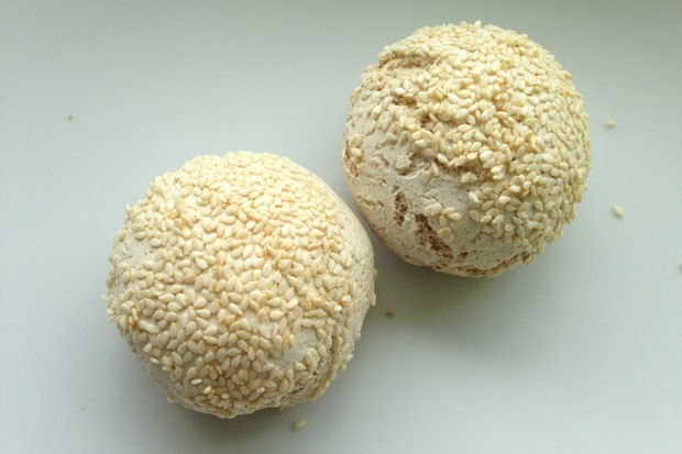 Glutenfreies Sesambrötchen