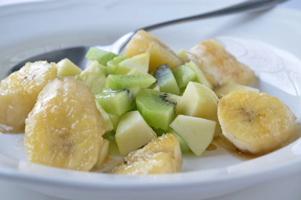 Obstsalat mit gebratenen Bananen