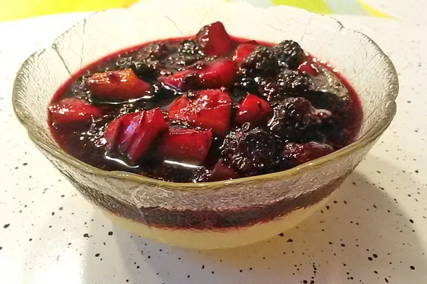 Vanillepudding mit Apfel-Brombeer-Kompott