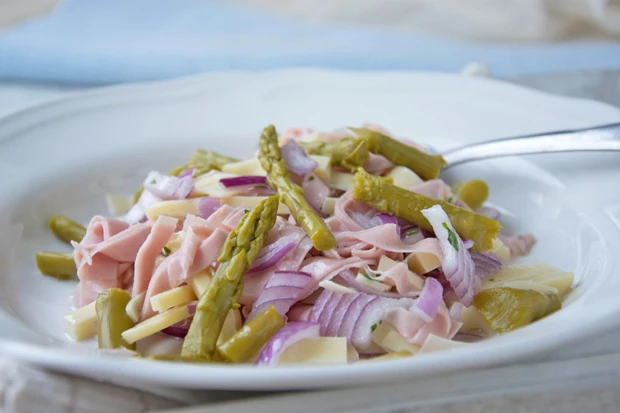 Wurstsalat mit Spargel