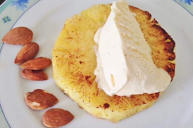 Gebratene Ananas mit Eis