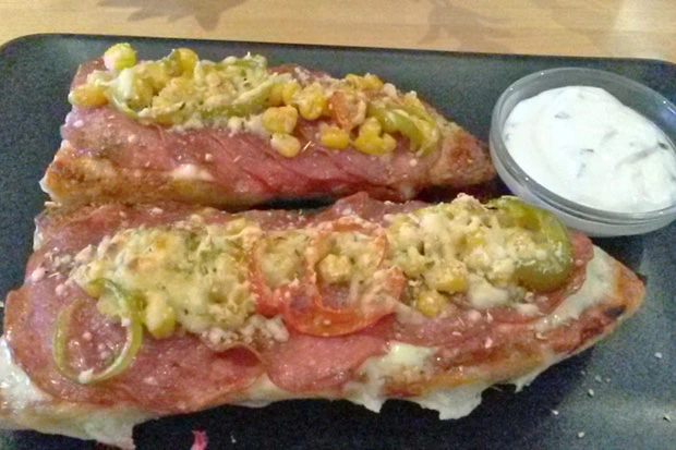 Überbackenes Baguette mit Salami