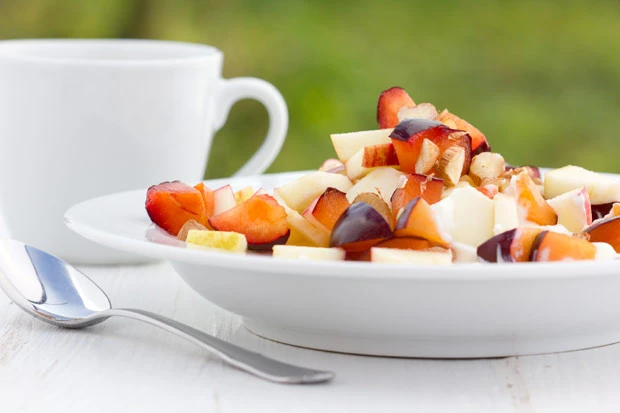 Früchtesalat mit Zwetschken, Apfel und Haselnuss