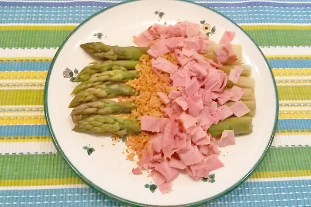 Gr&uuml;ner Spargel mit Schinken und Butterbr&ouml;seln