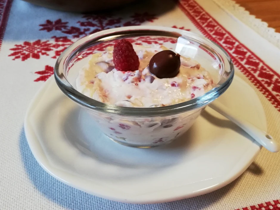 QimiQ-Creme mit Kirschen und Himbeeren