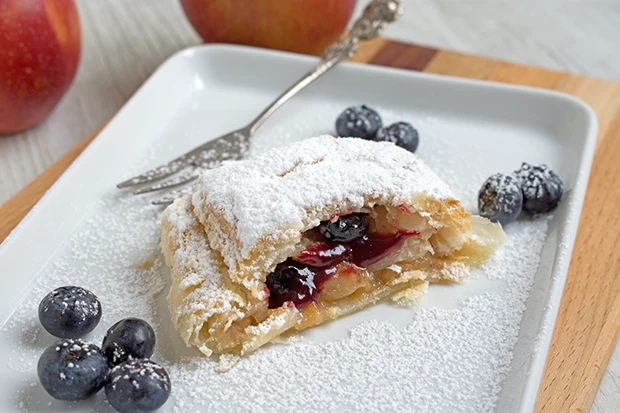 Apfel-Heidelbeerstrudel