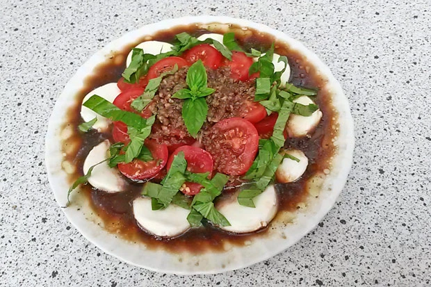 Tomaten mit Mozzarella und Knoblauch