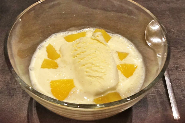 Ananas-Bananenjoghurt mit Vanilleeis