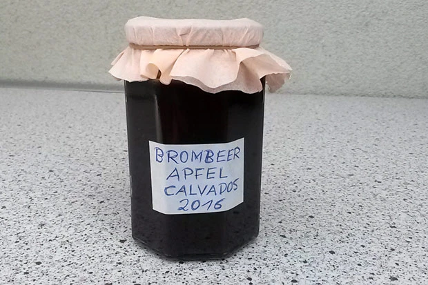 Brombeermarmelade mit Apfel und Calvados