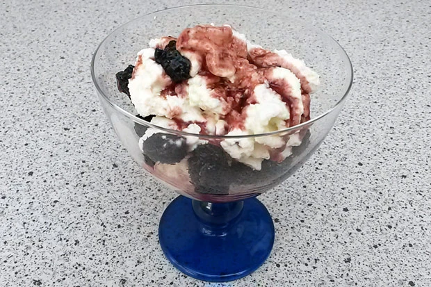 Eisbecher mit Brombeeren