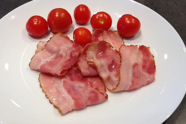 Frühstücksspeck mit Cocktailtomaten