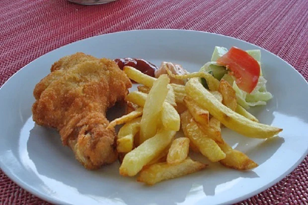 H&uuml;hnerschenkel mit Pommes
