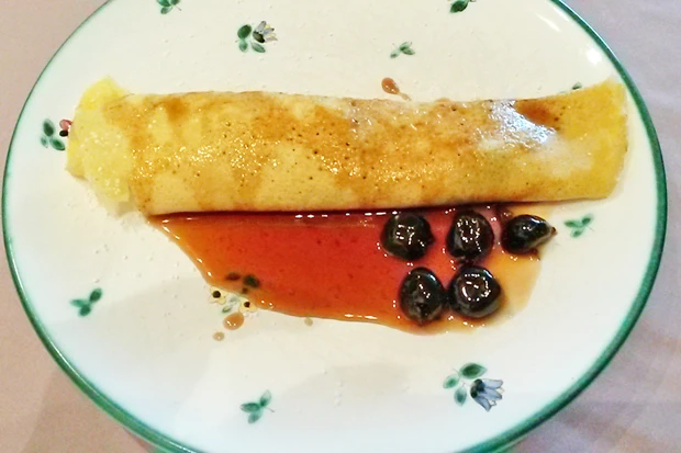 Palatschinken mit Amarenakirschen