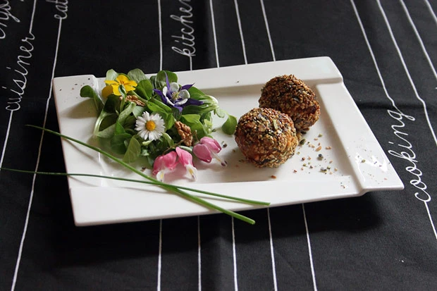 Gef&uuml;llte Erd&auml;pfelkn&ouml;del mit Nusspanier