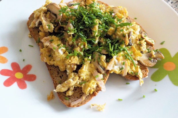 Schwarzbrot mit Eierspeise