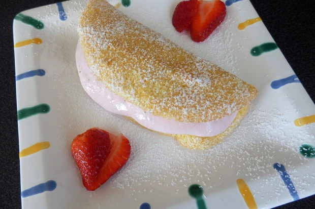 Biskuitomelett mit Erdbeercreme