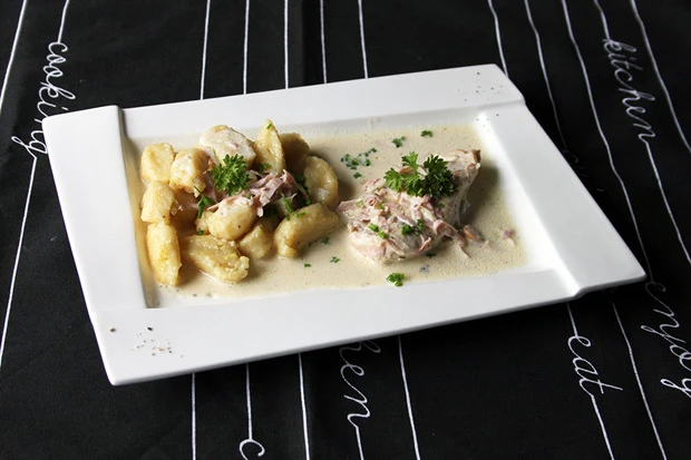 H&uuml;hnerfilet mit Schinken-K&auml;se-So&szlig;e