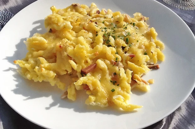 &Uuml;berbackene Sp&auml;tzle mit Speck und K&auml;se