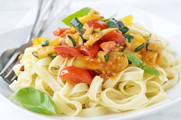 Zucchini-Tomatennudeln