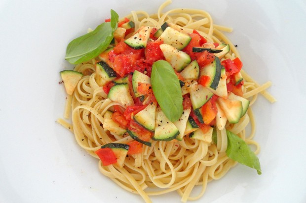 Zucchini-Tomatennudeln