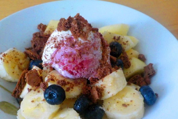Fr&uuml;chteteller mit Eis