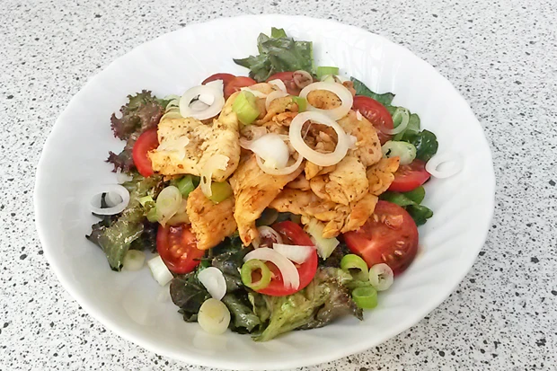 Putenstreifen auf Blattsalat