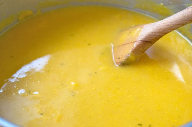 S&uuml;&szlig;kartoffel-Suppe mit Apfel und Karotte