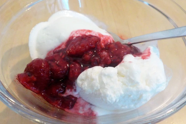 Vanilleeis mit heissen Himbeeren