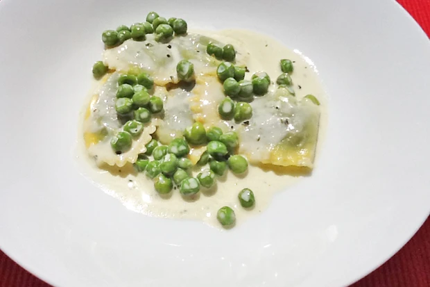 Ravioli mit Erbsensauce