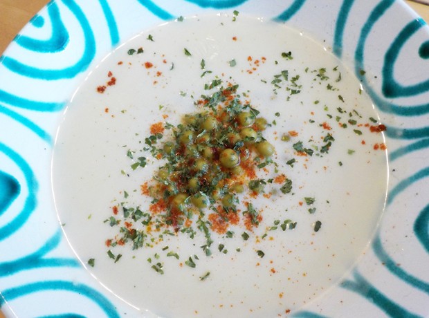Knoblauchsuppe mit Erbsen