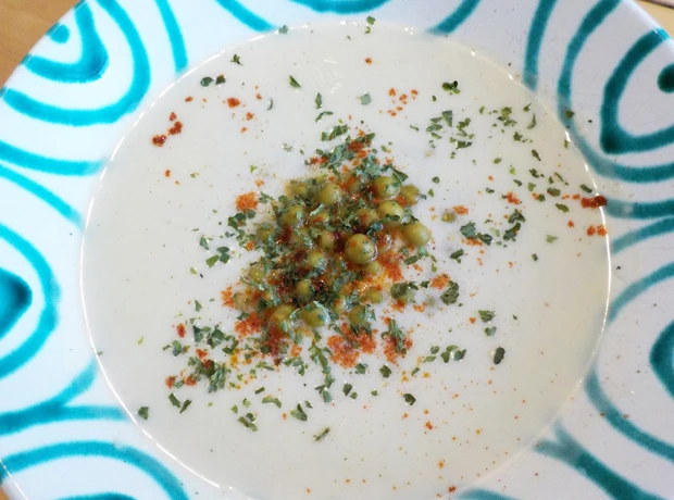 Knoblauchsuppe mit Erbsen
