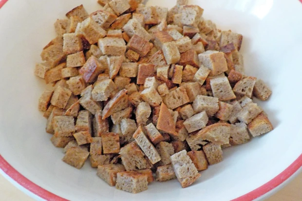 Brotw&uuml;rfel als Suppeneinlage