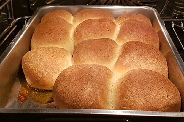 Buchteln mit Marillenmarmelade