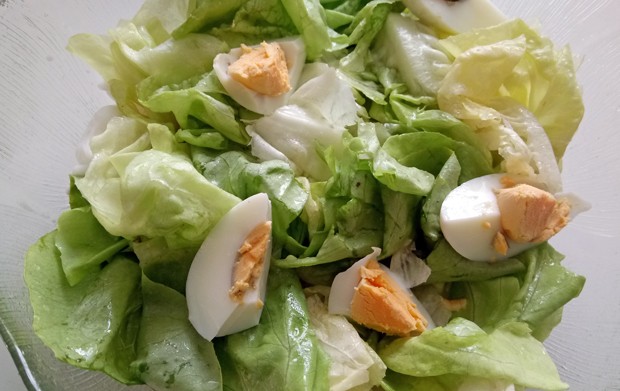 Blattsalat mit Ei