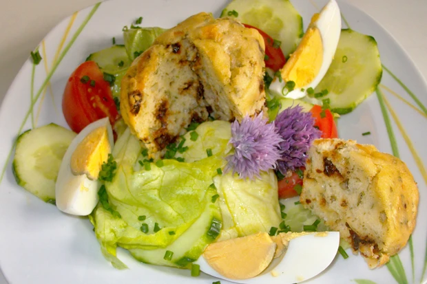 Pikante Muffins mit Salat