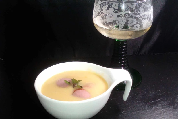Fuxis Gelbe Tomatencremesuppe mit W&uuml;rstl