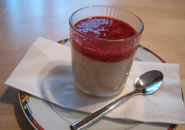 Gries-Karamelpudding mit Himbeeren