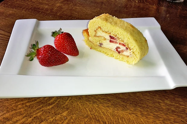 Erdbeer-Vanille-Roulade