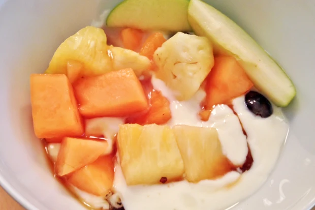 Gemischtes Obst mit Joghurt