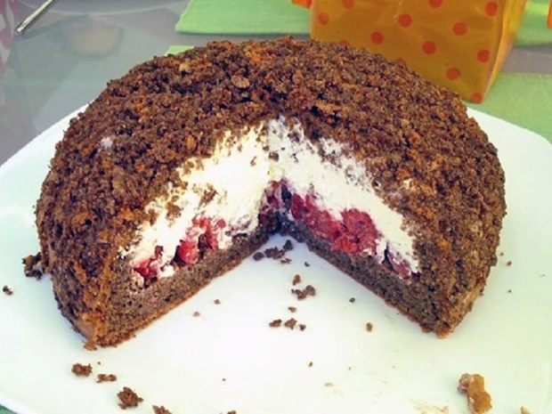 Maulwurfh&uuml;gel mit Himbeeren