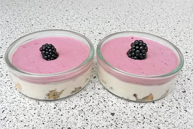 Brombeercreme mit Kekseinlage