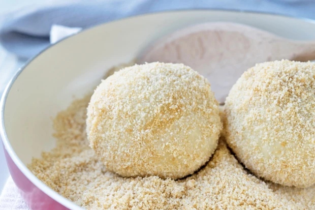Pfirsichkn&ouml;del aus Topfenteig