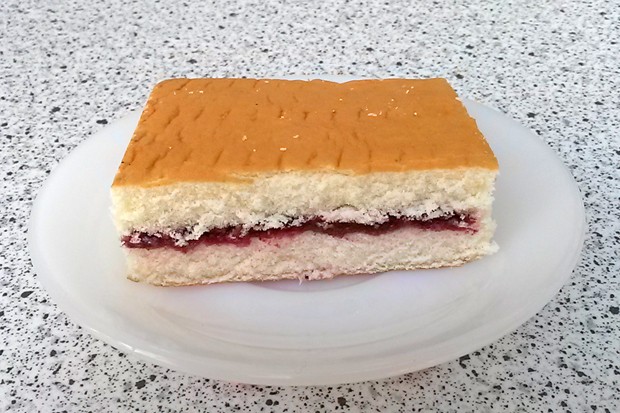 Biskuitschnitte mit Brombeermarmelade